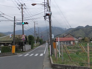 道の向こうに雲がかかる大山