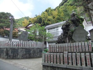 旅館の前に玉垣があり、掘った路にも朱塗り