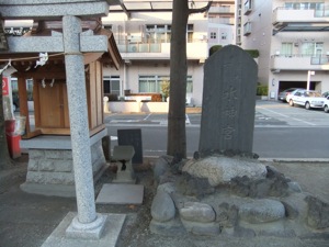 鳥居と祠の隣に古い祠も石碑も立つ