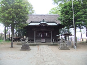 神社の藁葺きの拝殿