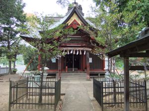 神社の朱塗りの拝殿