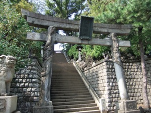 石段の下にある石鳥居。鳥居の柱には竜の彫刻がある。