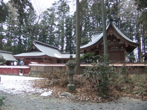 横から撮られた朱塗りの社殿