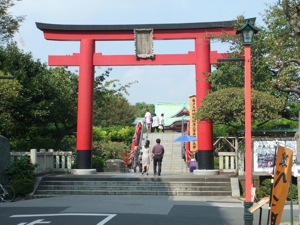 赤い鳥居の向こうに太鼓橋と社殿が見える