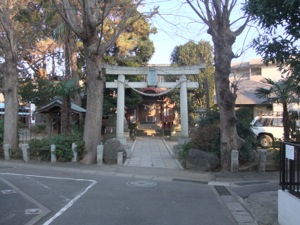 鳥居の奥に本殿が見える諏訪神社