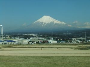 田圃の向こうに富士山が聳える