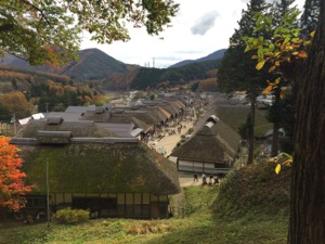 丘から大内宿の風景。江戸時代の藁葺きの家が並ぶ。